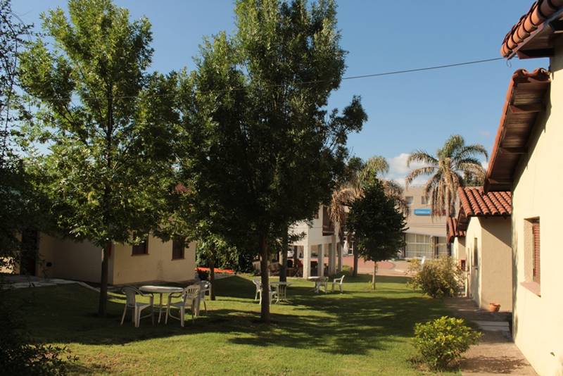 Parque arbolado con sector de mesa y asador