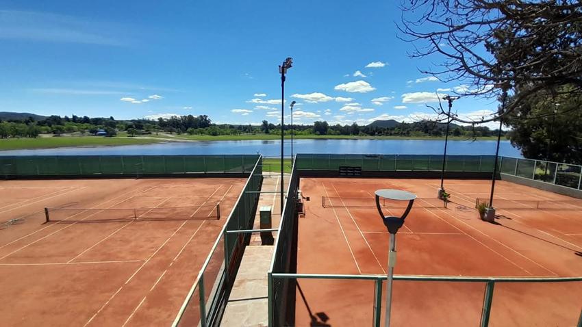 ¿Canchas de tenis? Enfrente